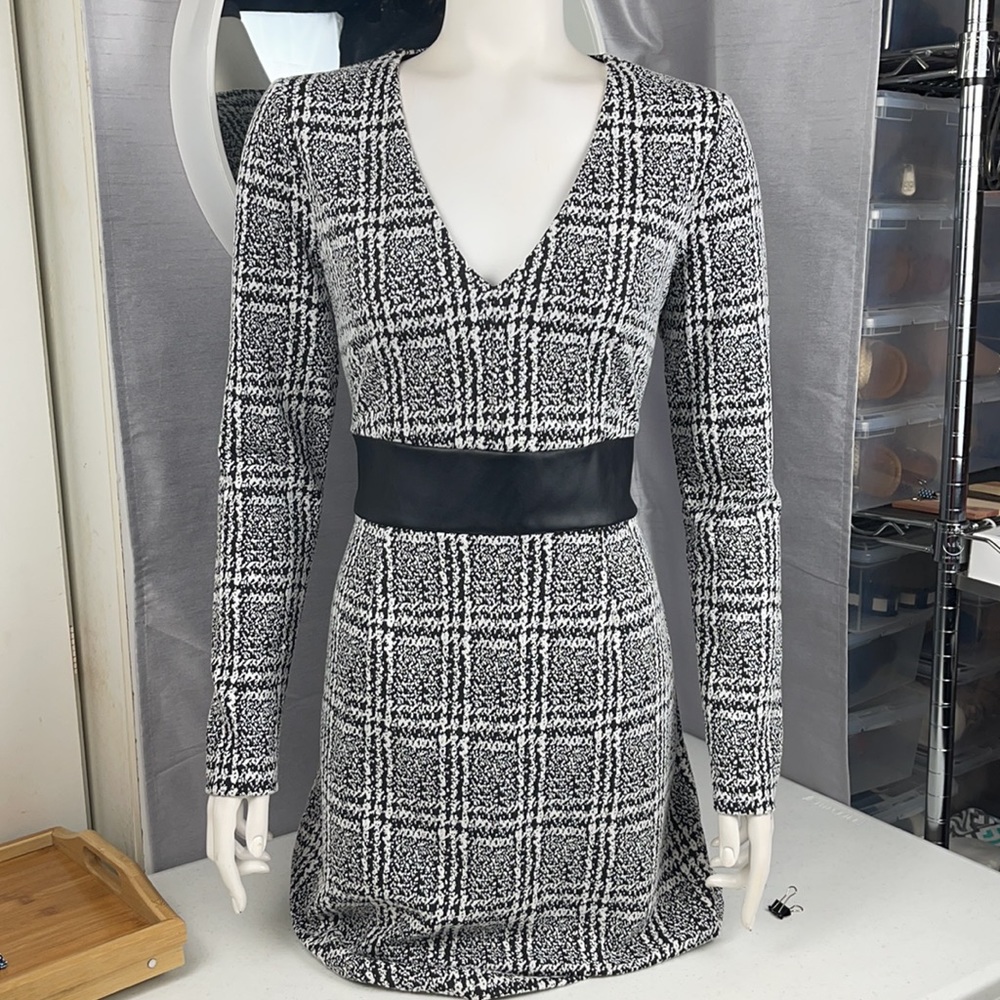 Michael Kors! Look Sharp In This One! - image 5